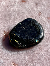 Load image into Gallery viewer, Nuummite 14