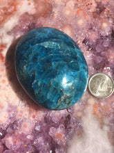 Load image into Gallery viewer, Apatite palm stone