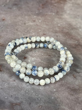 Load image into Gallery viewer, Dumortierite included quartz bracelet
