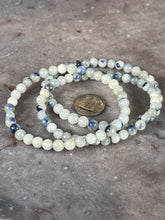 Load image into Gallery viewer, Dumortierite included quartz bracelet
