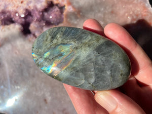 Labradorite palmstone 13