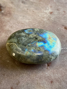 Labradorite palmstone 22