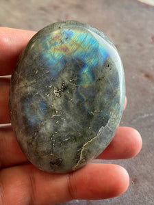 Labradorite palmstone 22