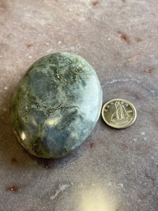 Labradorite palmstone 22