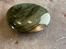 Load image into Gallery viewer, Labradorite palmstone 14
