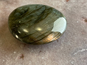 Labradorite palmstone 14