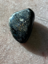 Load image into Gallery viewer, Nuummite tumbled 18
