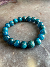 Load image into Gallery viewer, Apatite stretchy bracelet
