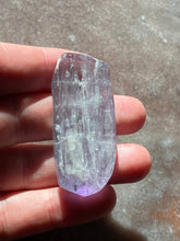 Load image into Gallery viewer, Kunzite facet 4
