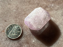 Load image into Gallery viewer, Kunzite facet 6
