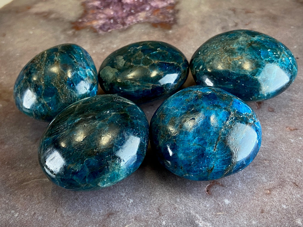 Apatite palm stone