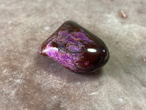 Sugilite tumble 63 - with bustamite