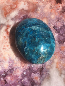 Apatite palm stone