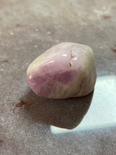 Load image into Gallery viewer, Kunzite tumble 20

