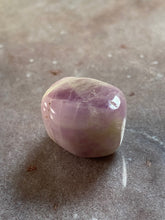 Load image into Gallery viewer, Kunzite tumble 20
