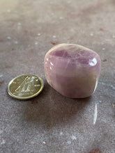 Load image into Gallery viewer, Kunzite tumble 20
