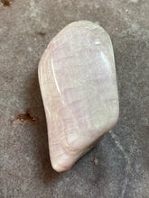 Load image into Gallery viewer, Kunzite tumble 18
