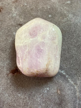 Load image into Gallery viewer, Kunzite tumble 16
