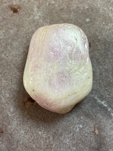 Load image into Gallery viewer, Kunzite tumble 16
