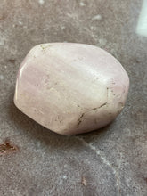 Load image into Gallery viewer, Kunzite tumble 15

