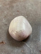 Load image into Gallery viewer, Kunzite tumble 15
