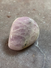 Load image into Gallery viewer, Kunzite tumble 14
